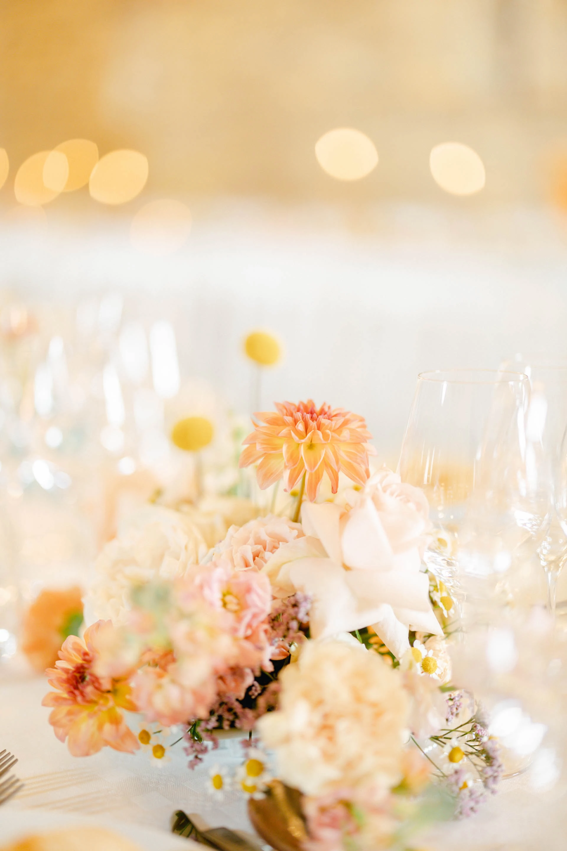 jaune composition florale orange pétale rose